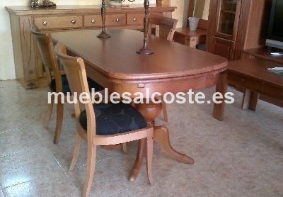 Boisserie de madera maciza de pino con columnas talladas, estantes de cristal e iluminacion en el techo, mesa ovalada de madera maciza con pata de ara�a 160*90 extensible a 240*90 y cuatro sillas de comedor tapizadas de haya. Transporte y montaje gratis e