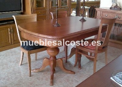 Boisserie de madera maciza de pino con columnas talladas, estantes de cristal e iluminacion en el techo, mesa ovalada de madera maciza con pata de ara�a 160*90 extensible a 240*90 y cuatro sillas de comedor tapizadas de haya. Transporte y montaje gratis e