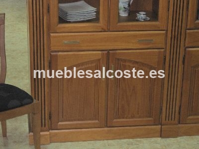 Boisserie de madera maciza de pino con columnas talladas, estantes de cristal e iluminacion en el techo, mesa ovalada de madera maciza con pata de ara�a 160*90 extensible a 240*90 y cuatro sillas de comedor tapizadas de haya. Transporte y montaje gratis e