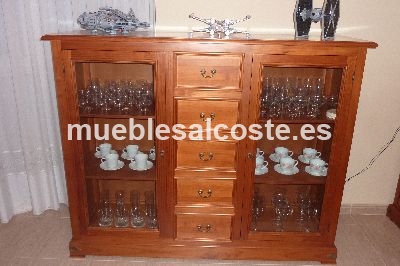 Aparador en madera maciza.
