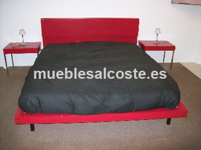 CAMA CON 2 MESITAS LACA ROJO