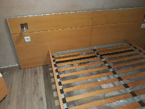 Cabecero de cama con estructura de madera apliques y sumier de laminas para cama de 150cm por 
