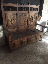 Banco de madera con escenas de vendimia , asiento se levanta para almacenaje, talladas