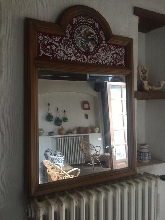 Espejo antiguo con parte superior esmaltada