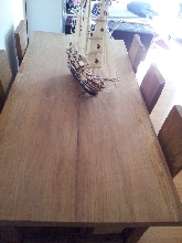 Mesa de madera de teca maciza.