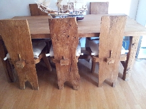 Mesa de madera de teca maciza.