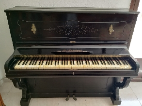 Piano de cuerdas verticales, color negro y marca MARISTANY nmero 9533