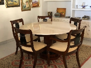 Mesa de comedor con 8 sillas (2 con brazos)