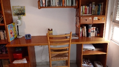 Escritorio con estanterias y mueble
