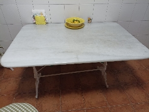 MESA DE MRMOL CON PIE DE FORJA 