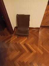 1 SILLA DE MADERA Y CUERO 