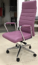 Silla escritorio ergonómica con ruedas y reposabrazos acolchados