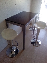 Mesa de cocina y taburetes