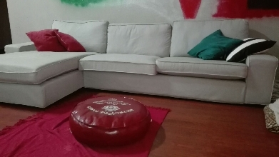 sofa gris claro con peninsula
