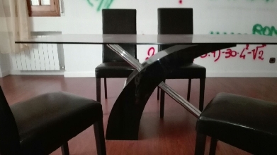 nueva mesa en cristal con sillas en piel
