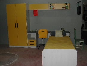 Dormitorio de melamina amarillo y gris