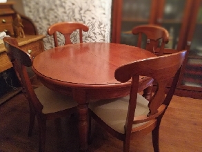 Mesa de Madera y cuatro sillas a juego