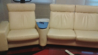 Sof STRESSLESS piel color crema asientos reclinables.