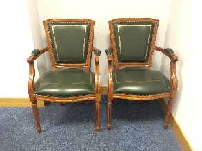 Mesa "de consejo" con forma elptica fabricada en caoba + 8 sillas