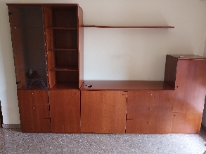 Mueble de comedor compuesto por cuatro mdulos independientes y una estantera 
