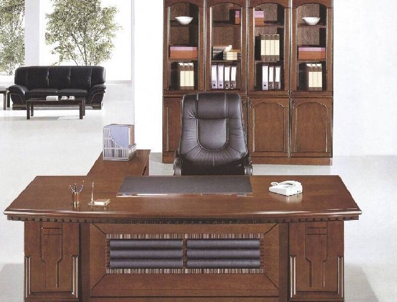 4 Oficinas de madera maciza totalmente equipadas que incluye: sillas, mesas, mesa de juntas y sus correspondientes sillas