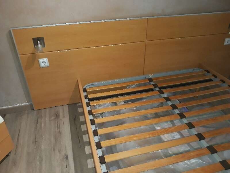 Cabecero de cama con estructura de madera apliques y sumier de laminas para cama de 150cm por 