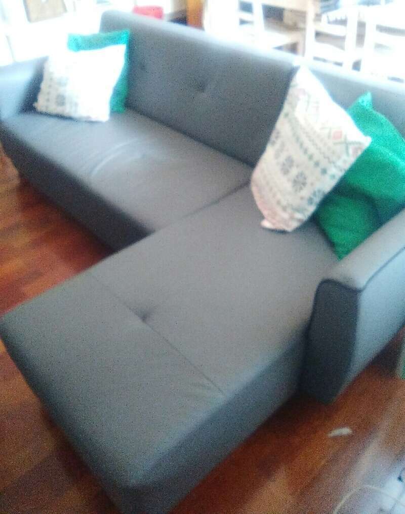 sofa cheslon gris polipiel