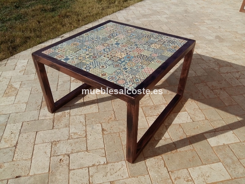 mesa vintage de azulejos hiraulicos