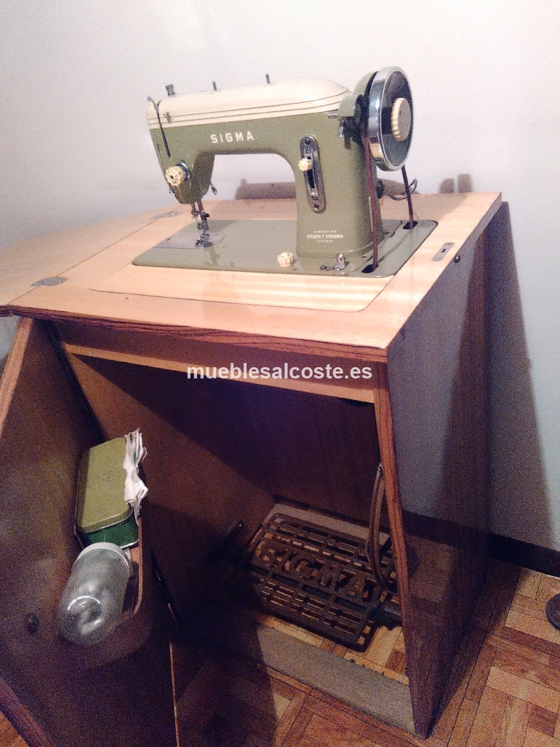 Mquina de coser SIGMA de pedal, fabricada porEstarta y Ecenarro, Elgoibar. Con mueble incluido. Sin motor