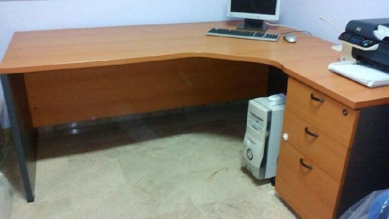 Mesa, dos armarios y silla oficina