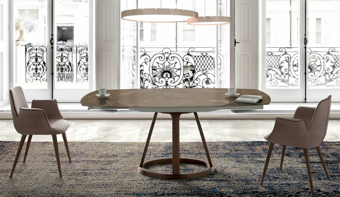 Moderna mesa extensible con encimera en porcelnico y madera de nogal