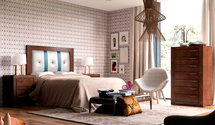 Dormitorio rstico de matrimonio con comodn y cabezal tapizado.