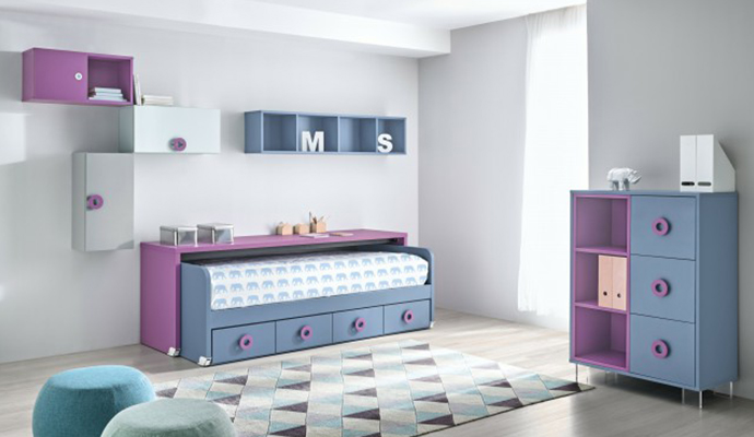 Dormitorio juvenil con cama compacta y acabado violeta y azul pastel