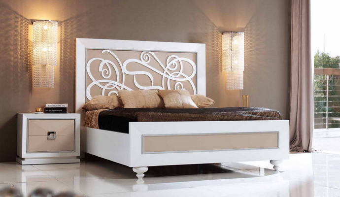 Dormitorio con cama, cabecero y mesitas